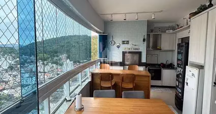 Ótimo apartamento mobiliado com ampla sacada com churrasqueira