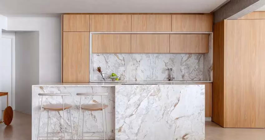 Apartamento frente mar reformado com 3 suítes e 2 vagas