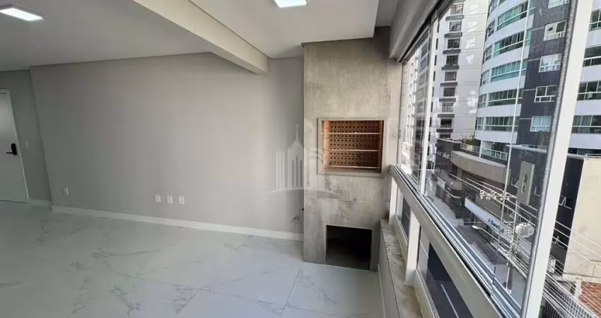 Excelente Apartamento reformado na Avenida Alvin Bauer pertinho da Av Brasil