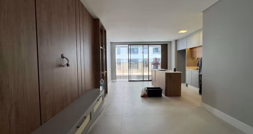 Apartamento com 03 suítes à venda na Praia Brava