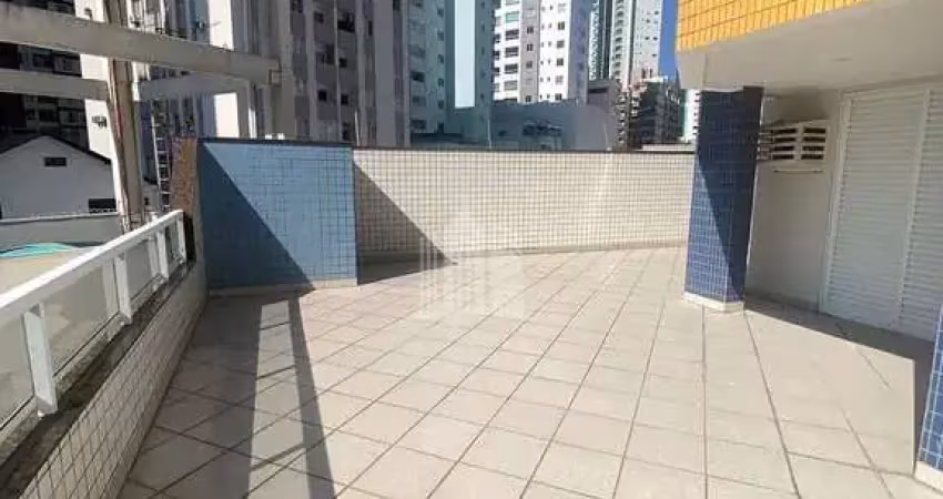 Apartamento garden quadra mar com 3 quartos e 2 vagas de garagem no centro de balneário camboriú
