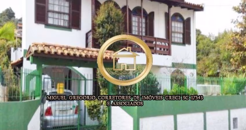 Casa com 11 dormitórios a 250 metros do mar perfeita para moradia ou negócio em pousada