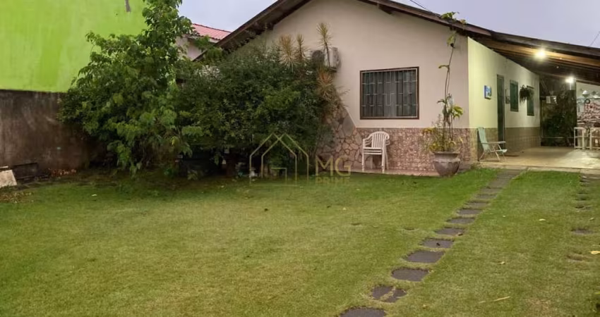Casa 3 dormitórios e quintal arborizado