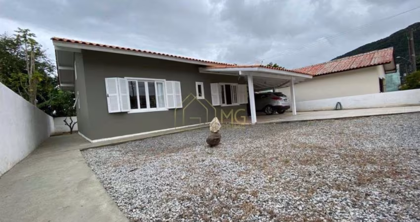 Casa com três dormitórios no São João do Rio Vermelho em Florianópolis