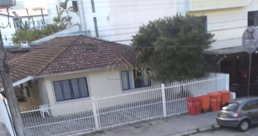 Casa com 5 suítes próxima ao mar na Praia de Canasvieiras. O imóvel possui 5 suítes mobiliadas, sala ampla, copa, cozinha,  vaga para 5 carros.