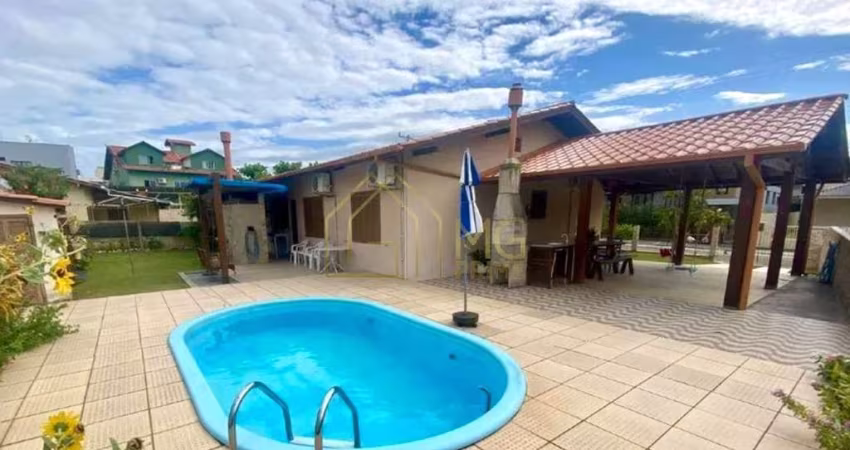Casa com piscina localizada em condomínio nos Ingleses