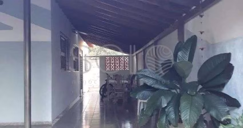 CASA ESPAÇOSA COM BARRACÃO COBERTO COM CHURRASQUEIRA E LOCALIZAÇÃO PREVILEGIADA