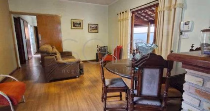 Casa Ampla com 3 Quartos, Suíte e Localização Privilegiada: Ideal para Residência ou Comércio