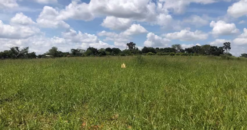 Oportunidade! terreno de 25.000m² na vargem, esmeraldas-mg: lagoa, energia, pasto, poço artesiano. ideal para sítio, lazer ou moradia. visite já!