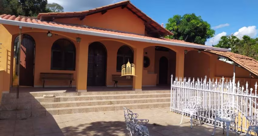 Oportunidade única! Casa à venda no Centro de Esmeraldas-MG: 4 quartos, 1 suíte, 2 salas, 3 banheiros, 2 vagas de garagem, 250m². Venha visitar!