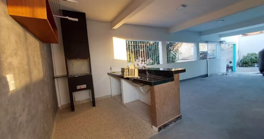 Casa à venda em Esmeraldas-MG, bairro São Pedro: 2 quartos, 3 salas, 2 banheiros, 3 vagas de garagem!