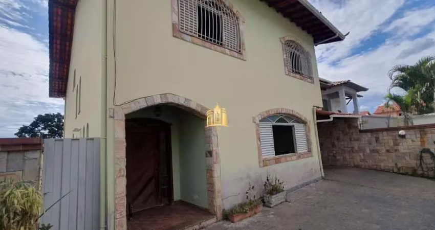Casa espaçosa e bem localizada no centro de esmeraldas: 7 quartos, 3 suítes, 3 salas, 5 banheiros, 5 vagas - 430m² - r$850 mil