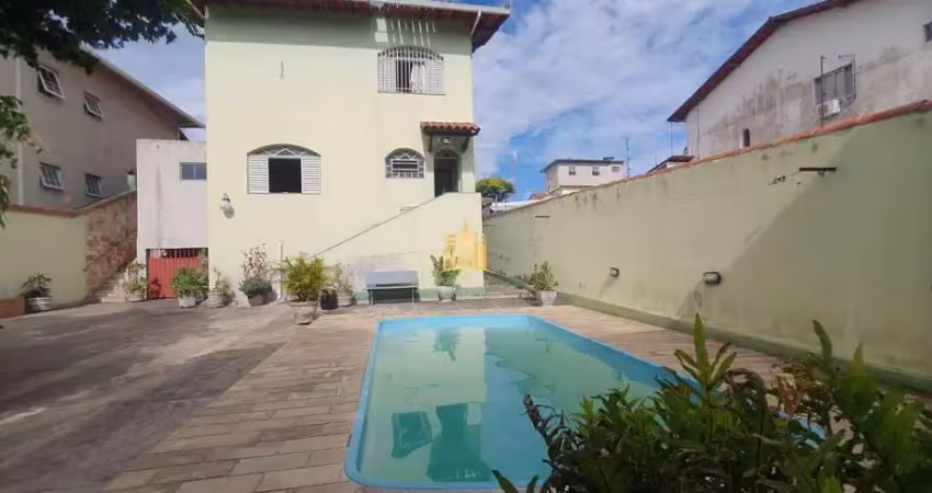 Casa espaçosa e bem localizada no centro de esmeraldas: 7 quartos, 3 suítes, 3 salas, 5 banheiros, 5 vagas - 430m² - r$900 mil