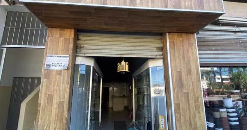Loja para Locação no Centro de Esmeraldas | R$ 2.500,00 | Mezanino, Vitrines e Ar Condicionado