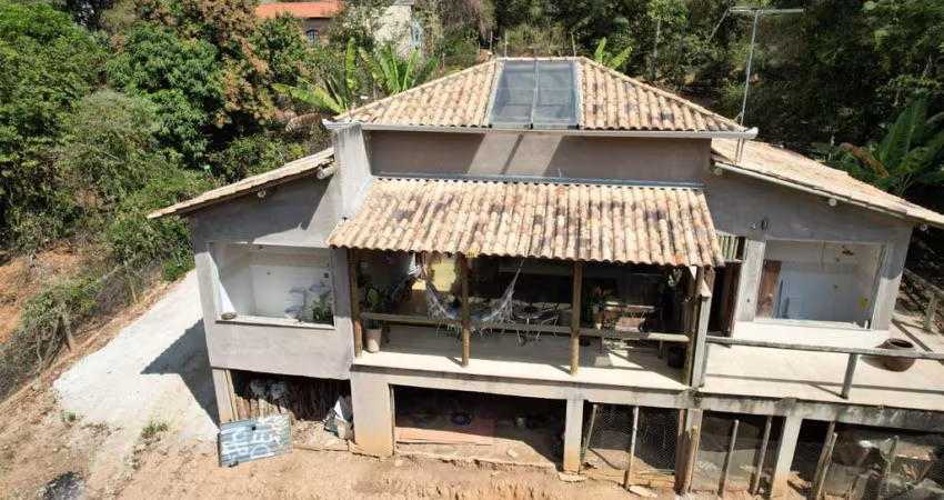 Sítio de 5.500m² à Venda no Condomínio Nosso Rancho - 3 Quartos, Suíte e Ampla Sala