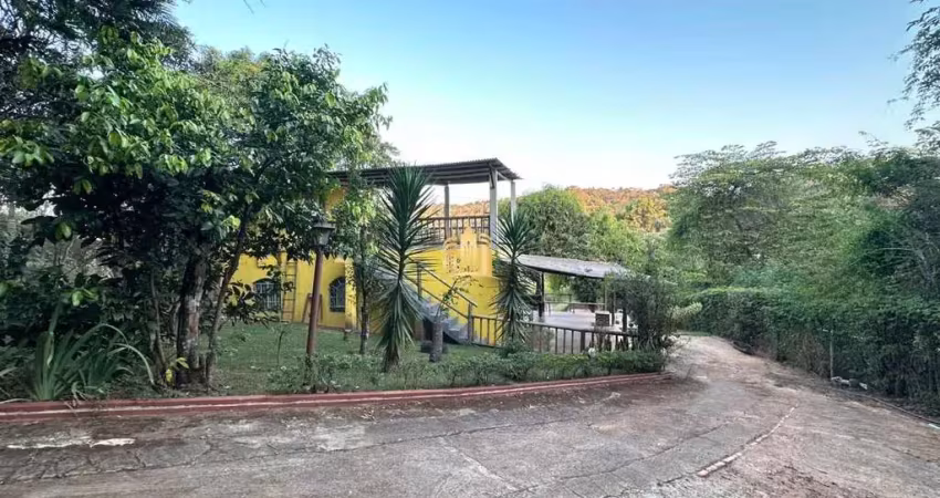 Sítio quati completo: 3 quartos, suíte, área gourmet, piscina, lagoa e poço artesiano - 1000m²