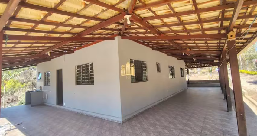 Sítio para locação cidade jardim esmeraldas ? 3 quartos, suíte, área gourmet, piscina, rio ? r$ 2.000/mês
