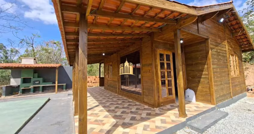 Sítio esmeraldas mg - casa madeira garantia, 2 baias, gourmet, piscina, 2000m² - r$ 285 mil