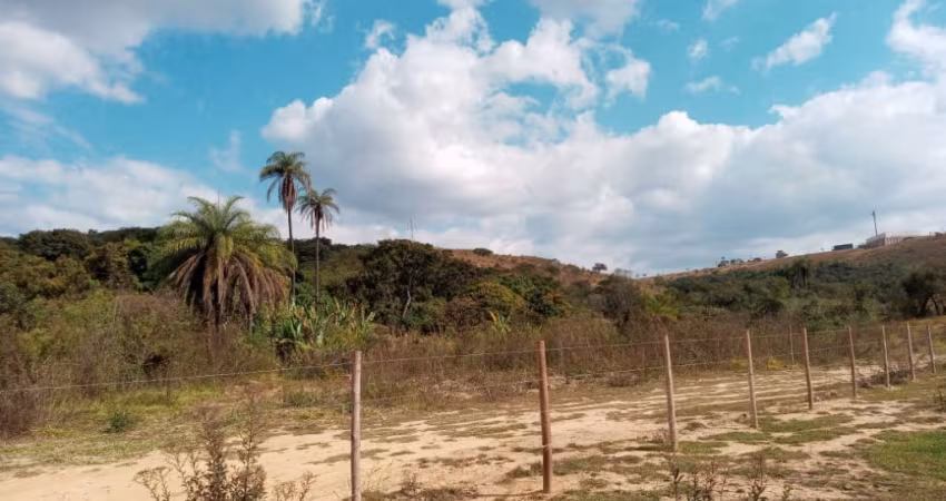 Terreno com 40.000m², pode ser vendido separado.