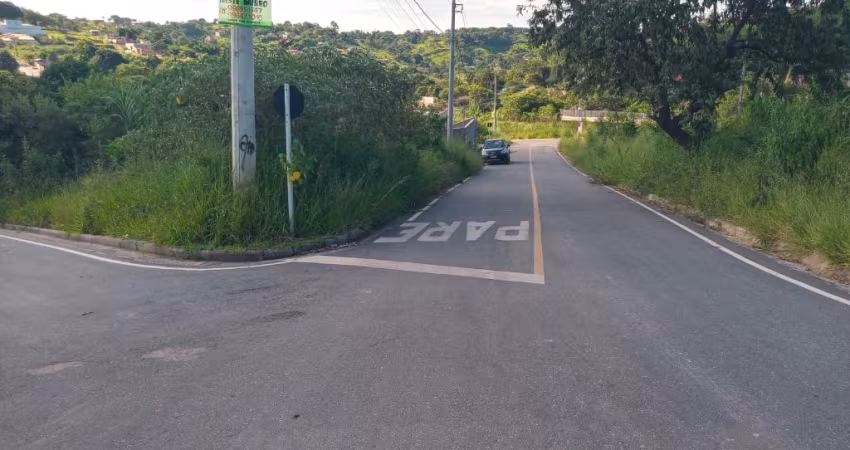 Lote de esquina, com 404m², próximo ao CRAS