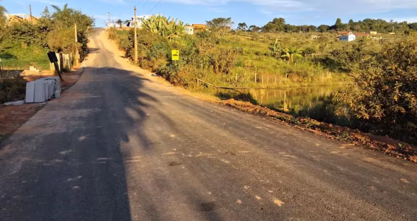 Terreno com 3314m2°, localizado em medeiros , itatiaiuçu na margem da estrada principal.