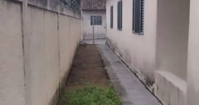 Vendo casa 4 dormitórios, garagem com 04 vagas sendo 2 cobertas, area de serviço, cozinha, sala, edicula