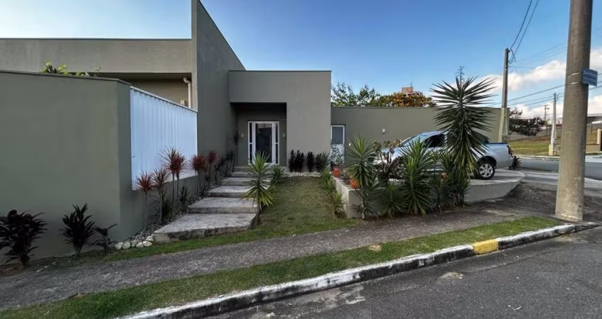 CASA TERREA DE ESQUINA AMPLO TERRENO COMODOS E AREA DE LAZER.
