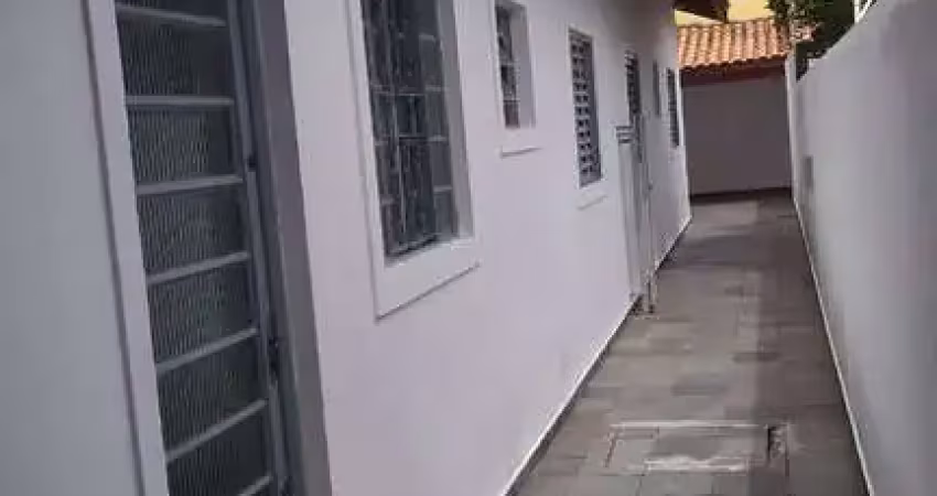 Aluga-se casa parque com 03 dormitórios no industrial excelente localização