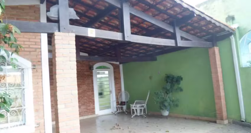 Vende-se casa com 03 dormitórios sendo 01 suite no monte castelo