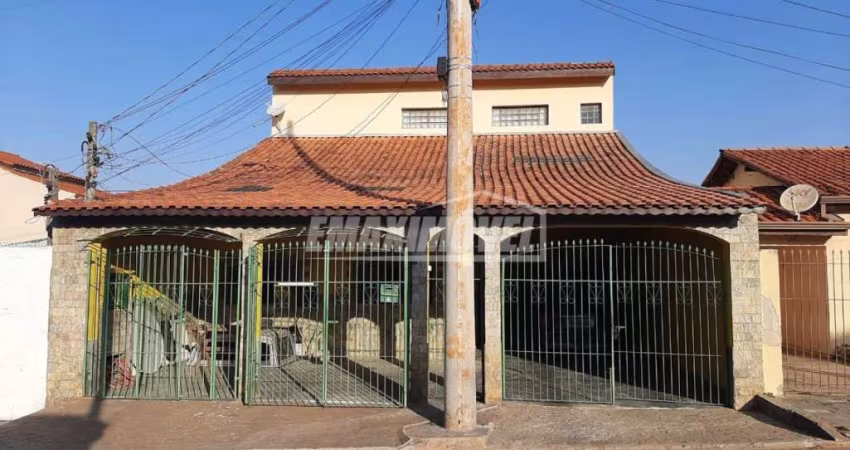Casa com 4 Quartos sendo 1 suíte, 2 vagas e Quintal - Vila Louzada