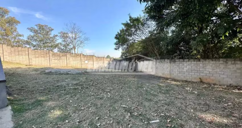Terreno de esquina, com 410 m² de área total em condomínio fechado!
