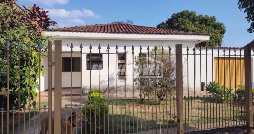 Casa térrea com 2 quartos, 5 vagas e edícula na vila são jorge