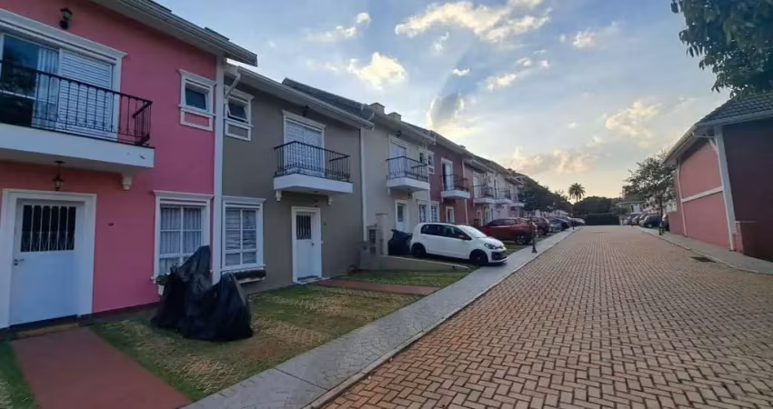 Essa casa de 108m² em valinhos no condomínio fechado de vila de casas tem 3 dormitórios 2 vagas de garagem, excelente condomínio  com area de  lazer
