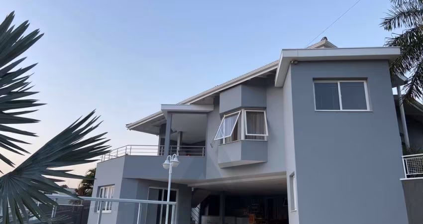 Linda Casa de Alto Padrão em Condomínio na Vila Hípica, Vinhedo-SP: 3 Quartos, 1 Suíte, 3 Salas, 4 Banheiros, 4 Vagas - Oportunidade!