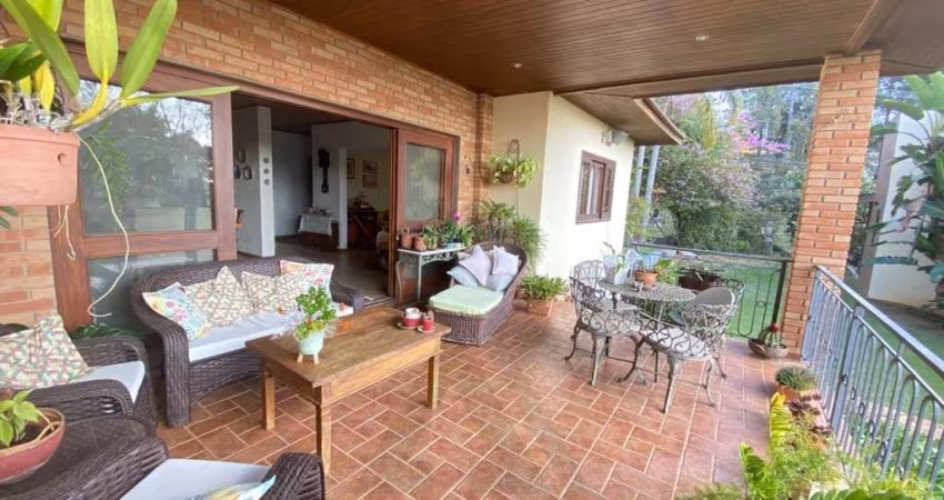 Linda casa em condomínio à venda em Vinhedo-SP - 4 quartos, 4 suítes, 3 salas, 5 banheiros, 6 vagas de garagem - Condomínio Santa Fé 360m²!