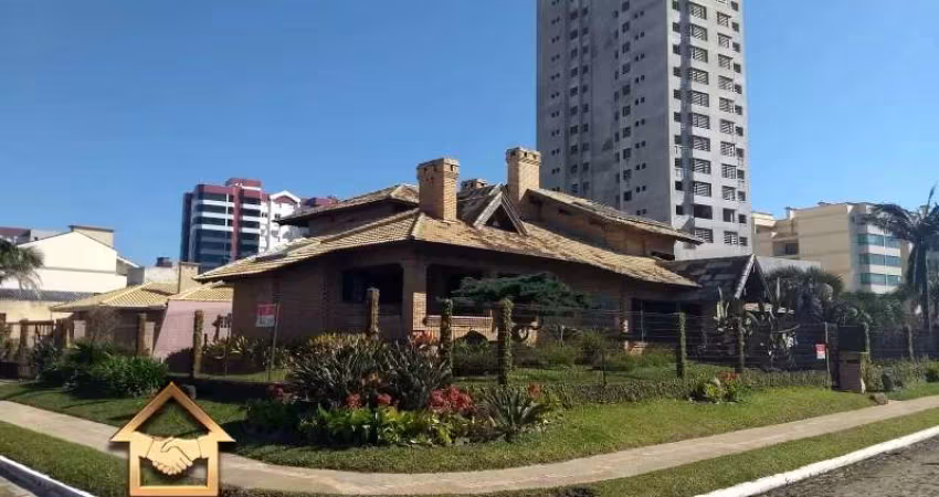 Linda residência de esquina em Tramandaí à 100m do mar.