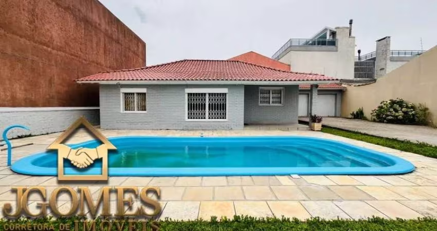 Linda casa no centro, próxima a praia, com piscina