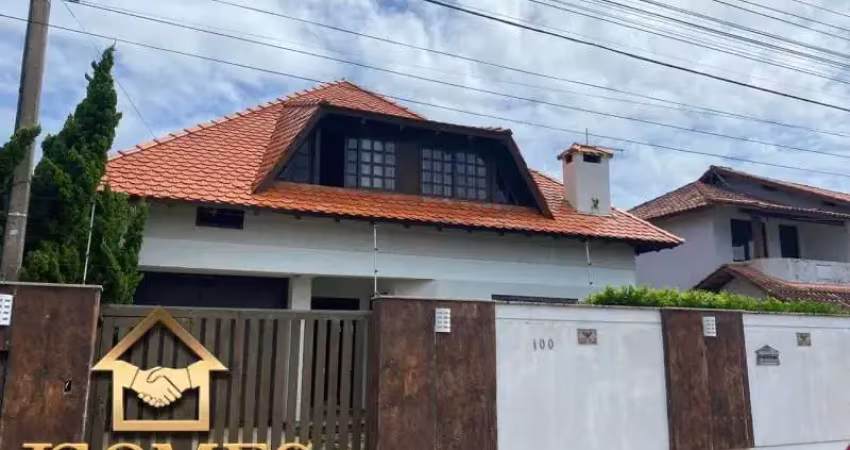 EXCELENTE CASA COM PISCINA NO CENTRO DE TRAMANDAÍ