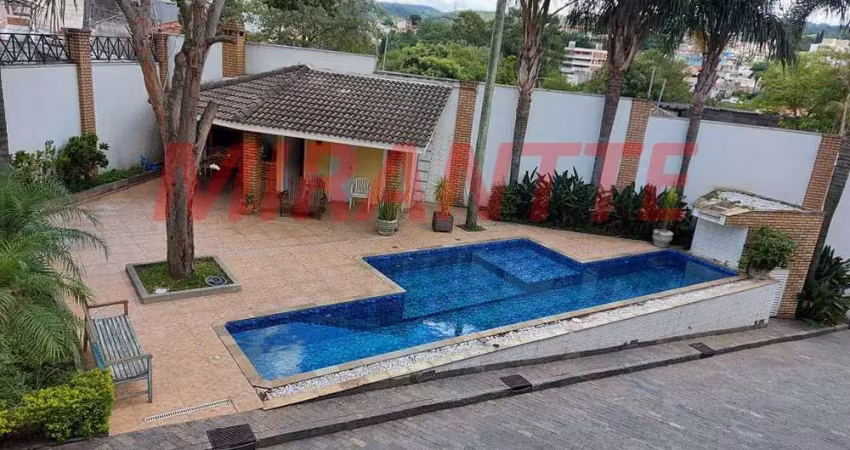 Cond. fechado de 210m² com 4 quartos em Horto Florestal