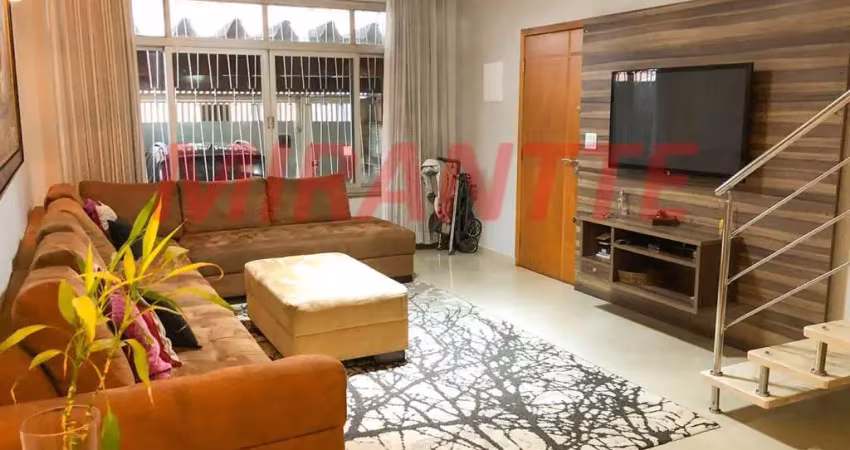 Sobrado de 216m² com 3 quartos em Água Fria
