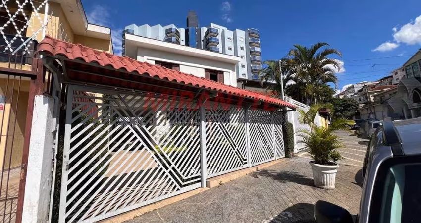 Sobrado de 214m² com 3 quartos em Água Fria