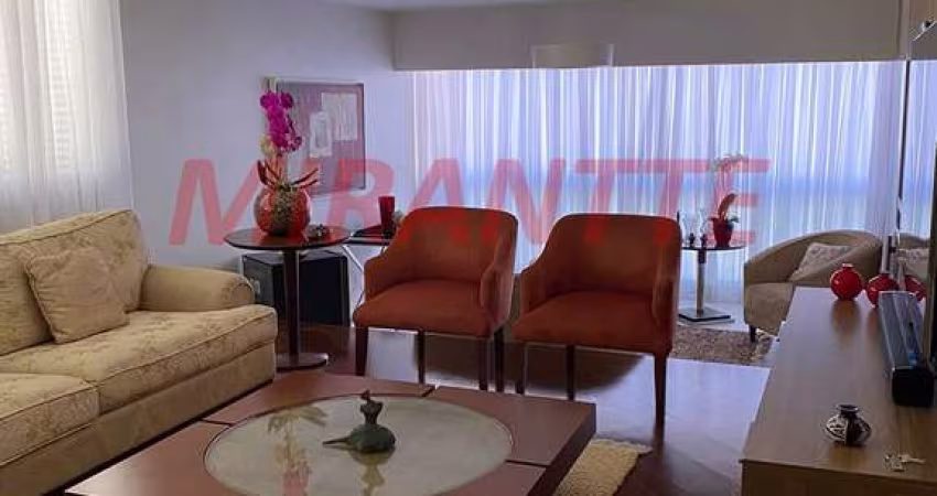 Apartamento de 2.1m² com 4 quartos em Água Fria