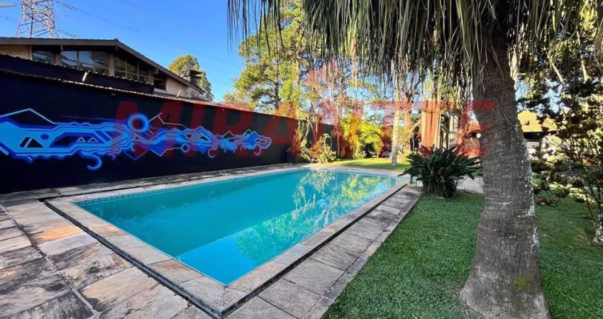 Cond. fechado de 370m² com 3 quartos em Caraguata
