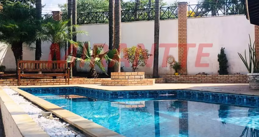 Cond. fechado de 240m² com 3 quartos em horto florestal