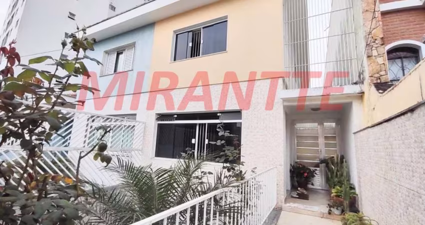 Sobrado de 208m² com 3 quartos em Água Fria