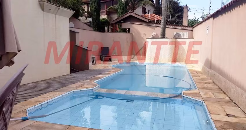 Sobrado de 310m² com 4 quartos em Jardim Floresta
