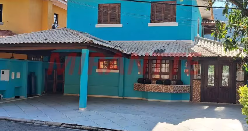 Cond. fechado de 300m² com 6 quartos em pedra branca