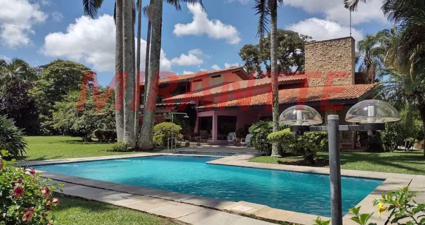 Sobrado de 620m² com 5 quartos em Serra Da Cantareira