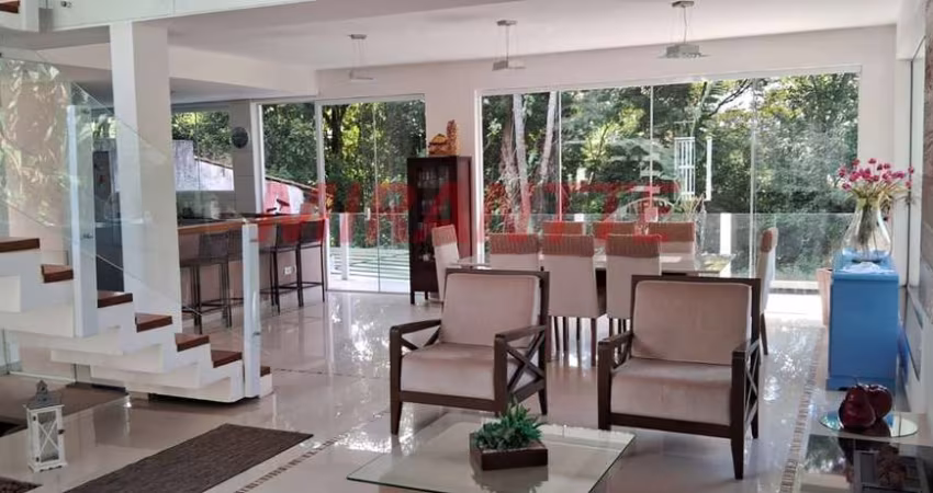 Cond. fechado de 270m² com 3 quartos em Serra da Cantareira