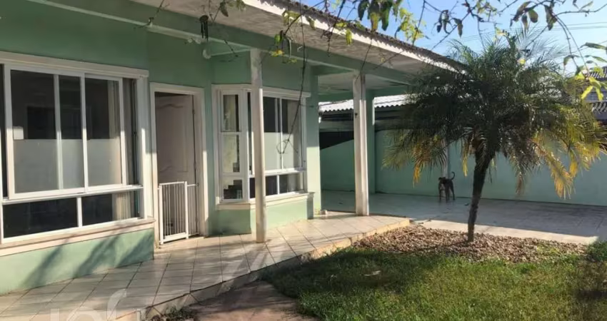 Casa à venda em Abraão com 150 m², 3 quartos, 1 su